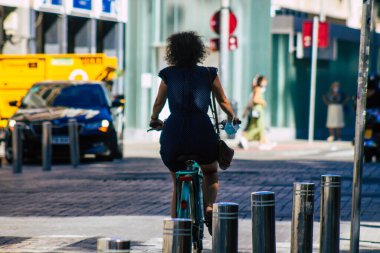 Seville İspanya 18 Eylül 2021 İspanya 'nın güneyinde, sembolik bir şehir ve Endülüs Bölgesi' nin başkenti Sevilla sokaklarında bisikletle dolaşan insanlar