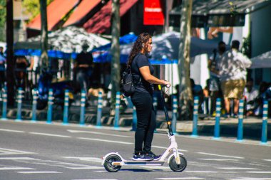 Sevilla İspanya 18 Eylül 2021 Seville sokaklarında elektrikli scooterla dolaşan insanlar, küçük bir iç yanmalı motorlar ve merkezde bir güverte ile çalışıyorlar.