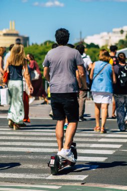 Sevilla İspanya 18 Eylül 2021 Seville sokaklarında elektrikli scooterla dolaşan insanlar, küçük bir iç yanmalı motorlar ve merkezde bir güverte ile çalışıyorlar.