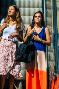 18 Eylül 2021 'de İspanya' da koronavirüs salgını sırasında yürüyen merdiven kullanan ve maske takan insanlar zorunlu değildir.