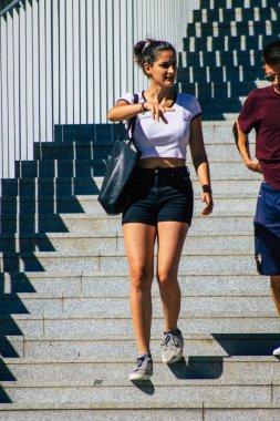 18 Eylül 2021 'de İspanya' da koronavirüs salgını sırasında yürüyen merdiven kullanan ve maske takan insanlar zorunlu değildir.