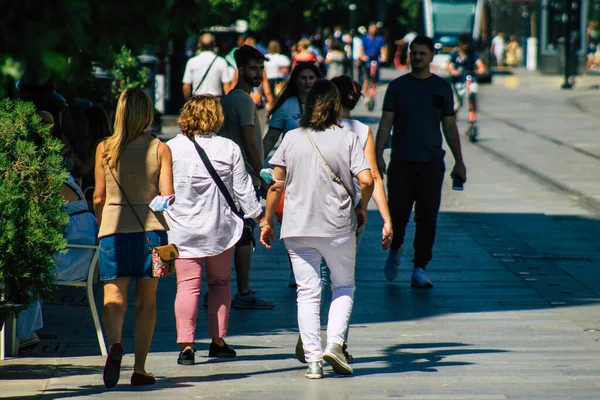 스페인 세비야 2021 코로나 바이러스가 스페인 강타하는 보행자들 거리를 마스크를 — 스톡 사진