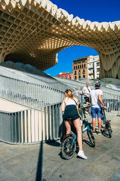 Sevilla Automatische Übersetzung September 2021 Menschen Rollen Mit Einem Fahrrad — Stockfoto