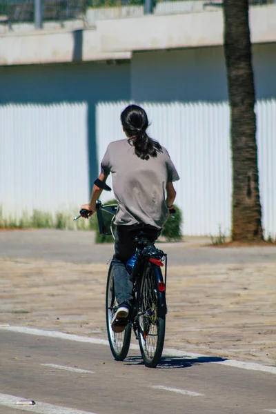 Sevilla Automatische Übersetzung September 2021 Menschen Rollen Mit Einem Fahrrad — Stockfoto