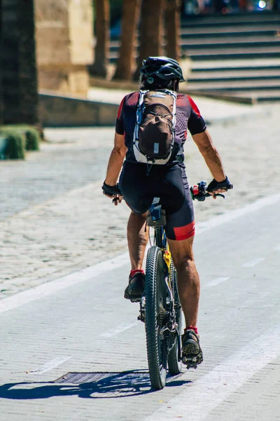 Sevilla Automatische Übersetzung September 2021 Menschen Rollen Mit Einem Fahrrad — Stockfoto