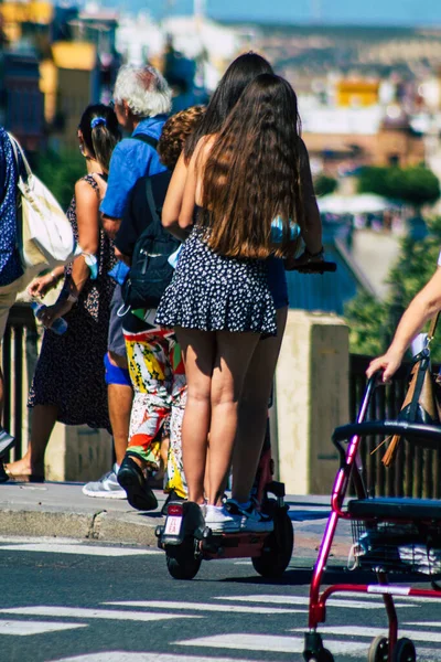 Севилья Испания Сентября 2021 Года Люди Катаются Электрическом Скутере Улицам — стоковое фото