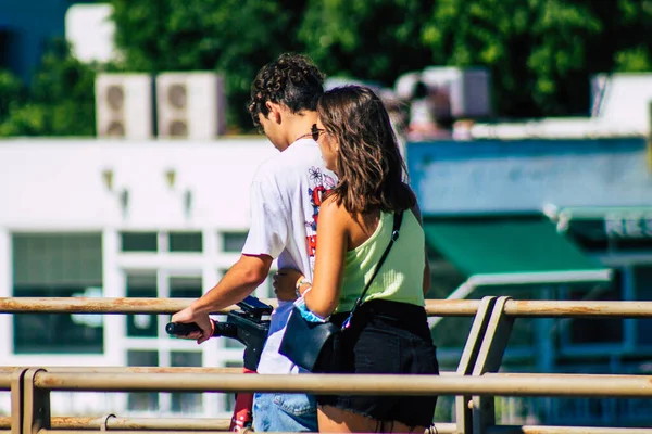 Sevilla Spanien September 2021 Menschen Rollen Mit Einem Elektroroller Durch — Stockfoto