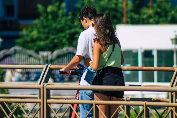 Sevilha Espanha Setembro 2021 Pessoas Rolando Com Uma Scooter Elétrica — Fotografia de Stock