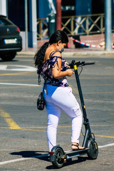 Sevilla Spanien September 2021 Menschen Rollen Mit Einem Elektroroller Durch — Stockfoto