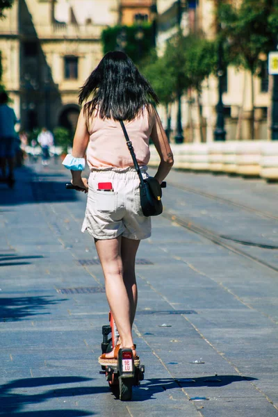 Sevilla Spanien September 2021 Menschen Rollen Mit Einem Elektroroller Durch — Stockfoto