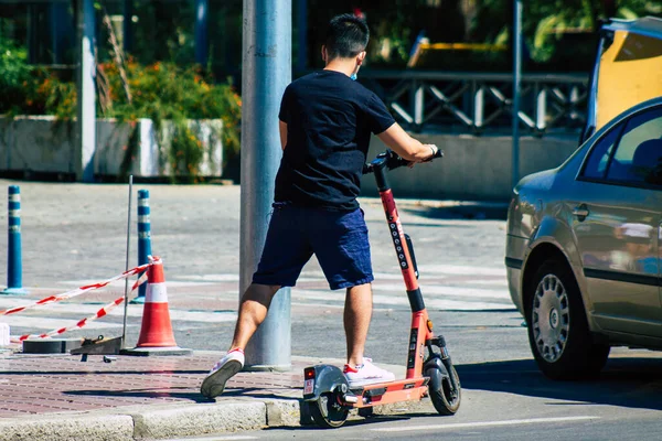 Sevilla Spanje September 2021 Mensen Die Met Een Elektrische Scooter — Stockfoto