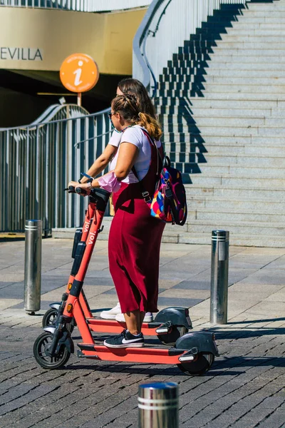 Sevilla Spanje September 2021 Mensen Die Met Een Elektrische Scooter — Stockfoto