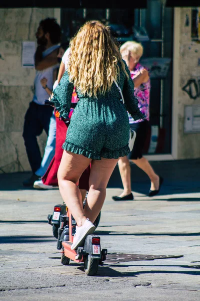 스페인 세비야 2021 세빌랴 거리에서 스쿠터로 구르는 사람들 유틸리티 중앙의 — 스톡 사진