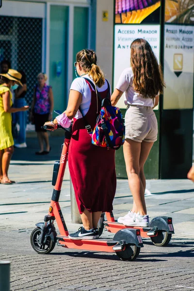 Sevilla Spanien September 2021 Menschen Rollen Mit Einem Elektroroller Durch — Stockfoto