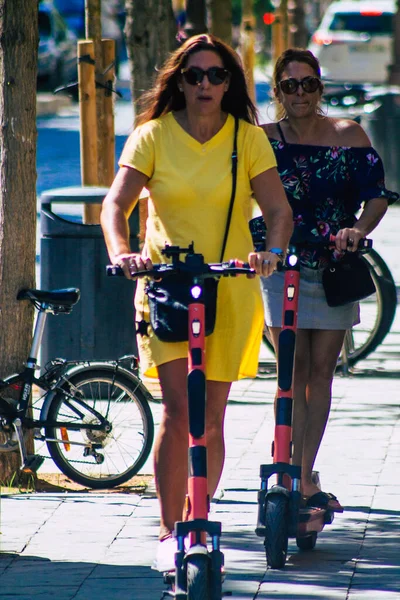 Sevilla Spanje September 2021 Mensen Die Met Een Elektrische Scooter — Stockfoto