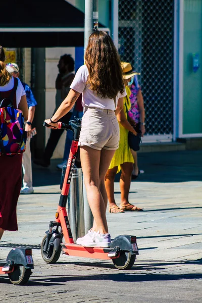 Sevilla Spanien September 2021 Menschen Rollen Mit Einem Elektroroller Durch — Stockfoto
