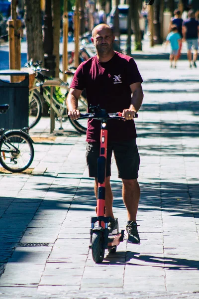 Sevilla Spanje September 2021 Mensen Die Met Een Elektrische Scooter — Stockfoto
