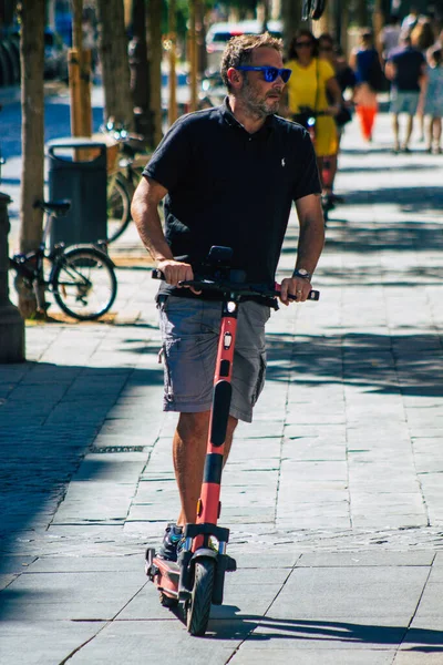 Sevilla Spanje September 2021 Mensen Die Met Een Elektrische Scooter — Stockfoto