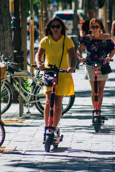 Sevilla Spanien September 2021 Människor Rullande Med Elektrisk Skoter Gatorna — Stockfoto