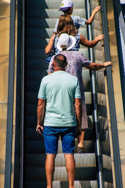Sevilha Espanha Setembro 2021 Pedestres Usando Uma Escada Rolante Durante — Fotografia de Stock