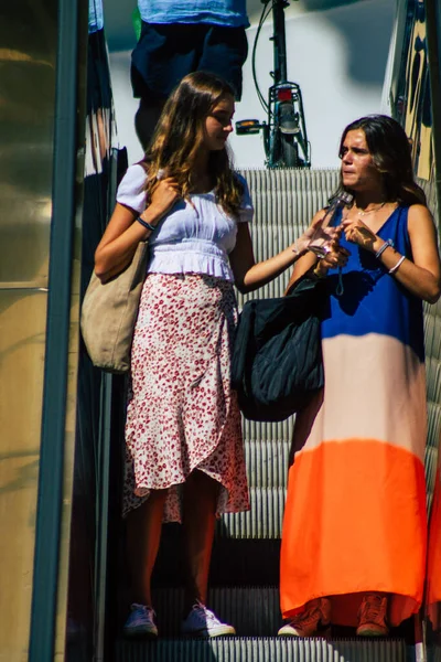 Севилья Испания Сентября 2021 Года Пешеходы Используют Эскалатор Время Вспышки — стоковое фото