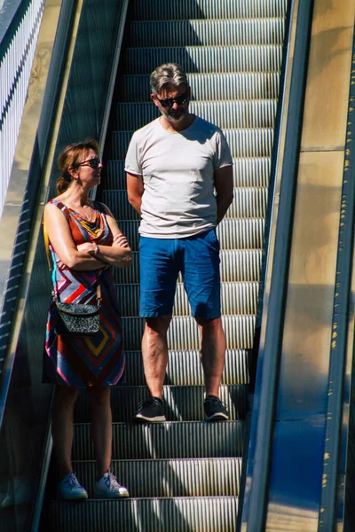Sevilha Espanha Setembro 2021 Pedestres Usando Uma Escada Rolante Durante — Fotografia de Stock