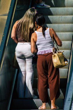 18 Eylül 2021 'de İspanya' da koronavirüs salgını sırasında yürüyen merdiven kullanan ve maske takan insanlar zorunlu değildir.