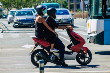 Seville İspanya 18 Eylül 2021 İspanya 'nın güneyinde, sembolik bir şehir ve Endülüs Bölgesi' nin başkenti Sevilla sokaklarında motosikletle dolaşan insanlar