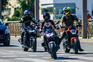 Seville İspanya 18 Eylül 2021 İspanya 'nın güneyinde, sembolik bir şehir ve Endülüs Bölgesi' nin başkenti Sevilla sokaklarında motosikletle dolaşan insanlar