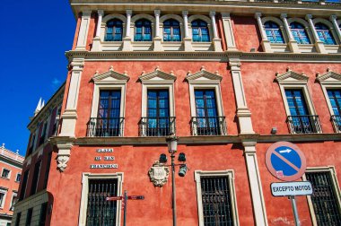 Seville İspanya 18 Eylül 2021 İspanya 'nın güneyinde, sembolik şehir ve Endülüs Bölgesi' nin başkenti Sevilla şehrinde yer alan bina.