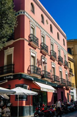 Seville İspanya 18 Eylül 2021 İspanya 'nın güneyinde, sembolik şehir ve Endülüs Bölgesi' nin başkenti Sevilla şehrinde yer alan bina.
