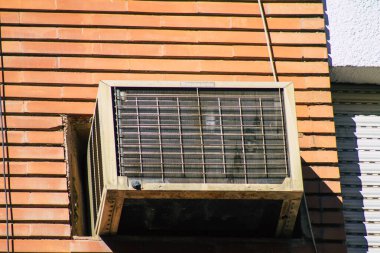 18 Eylül 2021 'de İspanya' nın güneyindeki Endülüs Bölgesi 'nin başkenti ve sembolik bir şehir olan Sevilla sokaklarındaki bir binanın cephesinde gerçekleşti.