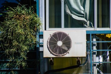 18 Eylül 2021 'de İspanya' nın güneyindeki Endülüs Bölgesi 'nin başkenti ve sembolik bir şehir olan Sevilla sokaklarındaki bir binanın cephesinde gerçekleşti.