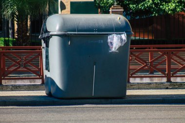 18 Eylül 2021 'de İspanya' nın güneyindeki Endülüs Bölgesi 'nin başkenti ve sembolik bir şehir olan Sevilla sokaklarında çöp konteyneri bulundu.