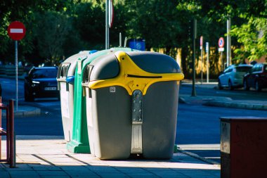 18 Eylül 2021 'de İspanya' nın güneyindeki Endülüs Bölgesi 'nin başkenti ve sembolik bir şehir olan Sevilla sokaklarında çöp konteyneri bulundu.