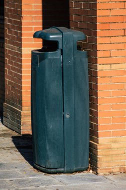 18 Eylül 2021 'de İspanya' nın güneyindeki Endülüs Bölgesi 'nin başkenti ve sembolik bir şehir olan Sevilla sokaklarında çöp konteyneri bulundu.