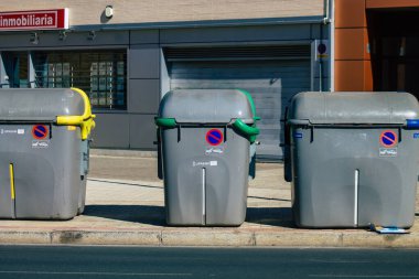 18 Eylül 2021 'de İspanya' nın güneyindeki Endülüs Bölgesi 'nin başkenti ve sembolik bir şehir olan Sevilla sokaklarında çöp konteyneri bulundu.