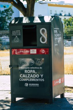 18 Eylül 2021 'de İspanya' nın güneyindeki Endülüs Bölgesi 'nin başkenti ve sembolik bir şehir olan Sevilla sokaklarında çöp konteyneri bulundu.