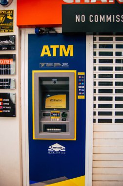 Seville İspanya 18 Eylül 2021 İspanya 'nın güneyindeki Endülüs Bölgesi' nin başkenti ve sembolik bir şehir olan Sevilla sokaklarında yer alan ATM.