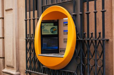 Seville İspanya 18 Eylül 2021 İspanya 'nın güneyindeki Endülüs Bölgesi' nin başkenti ve sembolik bir şehir olan Sevilla sokaklarında yer alan ATM.