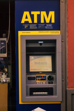 Seville İspanya 18 Eylül 2021 İspanya 'nın güneyindeki Endülüs Bölgesi' nin başkenti ve sembolik bir şehir olan Sevilla sokaklarında yer alan ATM.