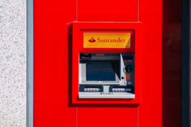 Seville İspanya 18 Eylül 2021 İspanya 'nın güneyindeki Endülüs Bölgesi' nin başkenti ve sembolik bir şehir olan Sevilla sokaklarında yer alan ATM.