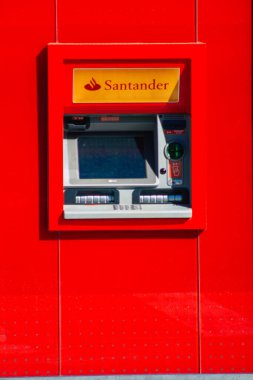 Seville İspanya 18 Eylül 2021 İspanya 'nın güneyindeki Endülüs Bölgesi' nin başkenti ve sembolik bir şehir olan Sevilla sokaklarında yer alan ATM.
