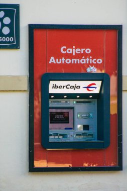 Seville İspanya 18 Eylül 2021 İspanya 'nın güneyindeki Endülüs Bölgesi' nin başkenti ve sembolik bir şehir olan Sevilla sokaklarında yer alan ATM.