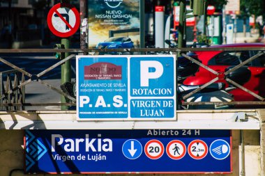 Seville İspanya 18 Eylül 2021 Sokak tabelası ya da yol tabelası Seville şehir merkezindeki yol kullanıcılarına bilgi sağlamak için yolun kenarına ya da yukarısına dikilmiştir.