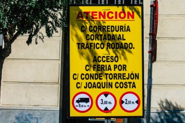 Seville İspanya 18 Eylül 2021 Sokak tabelası ya da yol tabelası Seville şehir merkezindeki yol kullanıcılarına bilgi sağlamak için yolun kenarına ya da yukarısına dikilmiştir.