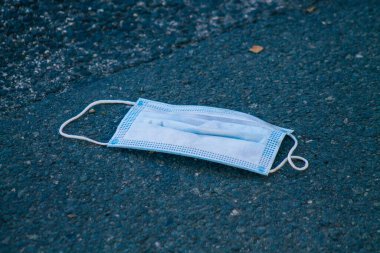 Seville İspanya 18 Eylül 2021 İspanya 'yı etkileyen koronavirüs salgını sırasında Sevilla sokaklarına atılan koronavirüsten korunmak için cerrahi maske