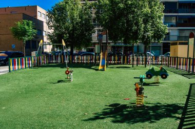 Seville İspanya 18 Eylül 2021 Coronavirus salgını sırasında Seville sokaklarında bulunan ve maske takan çocukların bu tür aktivitelere katılması zorunlu değildir.