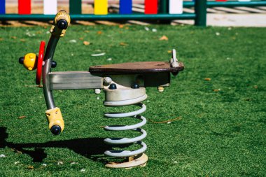 Seville İspanya 18 Eylül 2021 Coronavirus salgını sırasında Seville sokaklarında bulunan ve maske takan çocukların bu tür aktivitelere katılması zorunlu değildir.