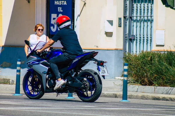 2021年9月18日在西班牙南部城市塞维利亚的街道上骑摩托车的人们 塞维利亚是一个标志性城市 也是安达卢西亚地区的首府 — 图库照片